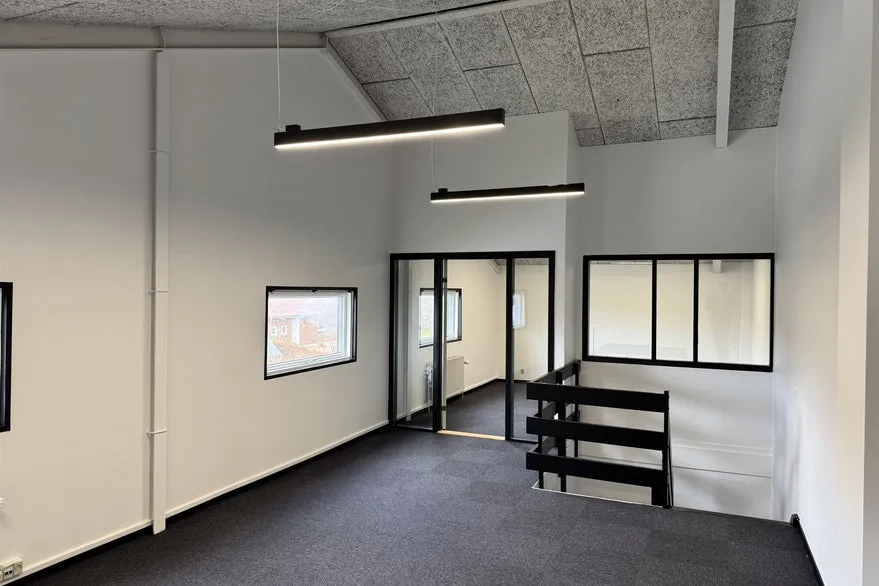Bureau - Warehouse with Office in Hasselager
