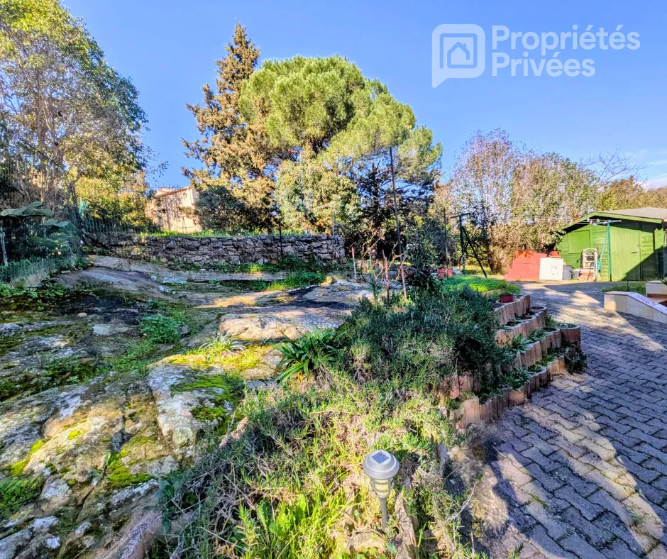 Aed - Traditional Villa with Pool in Quiet Setting