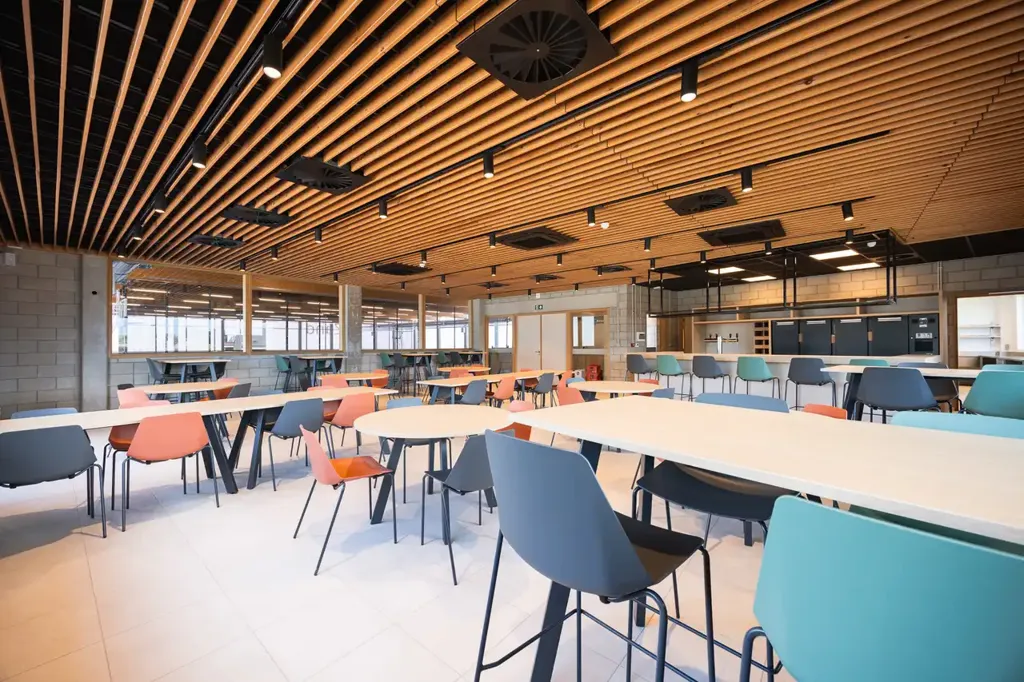 Sala da pranzo - Ready-to-Open Café with Professional Kitchen in Baal