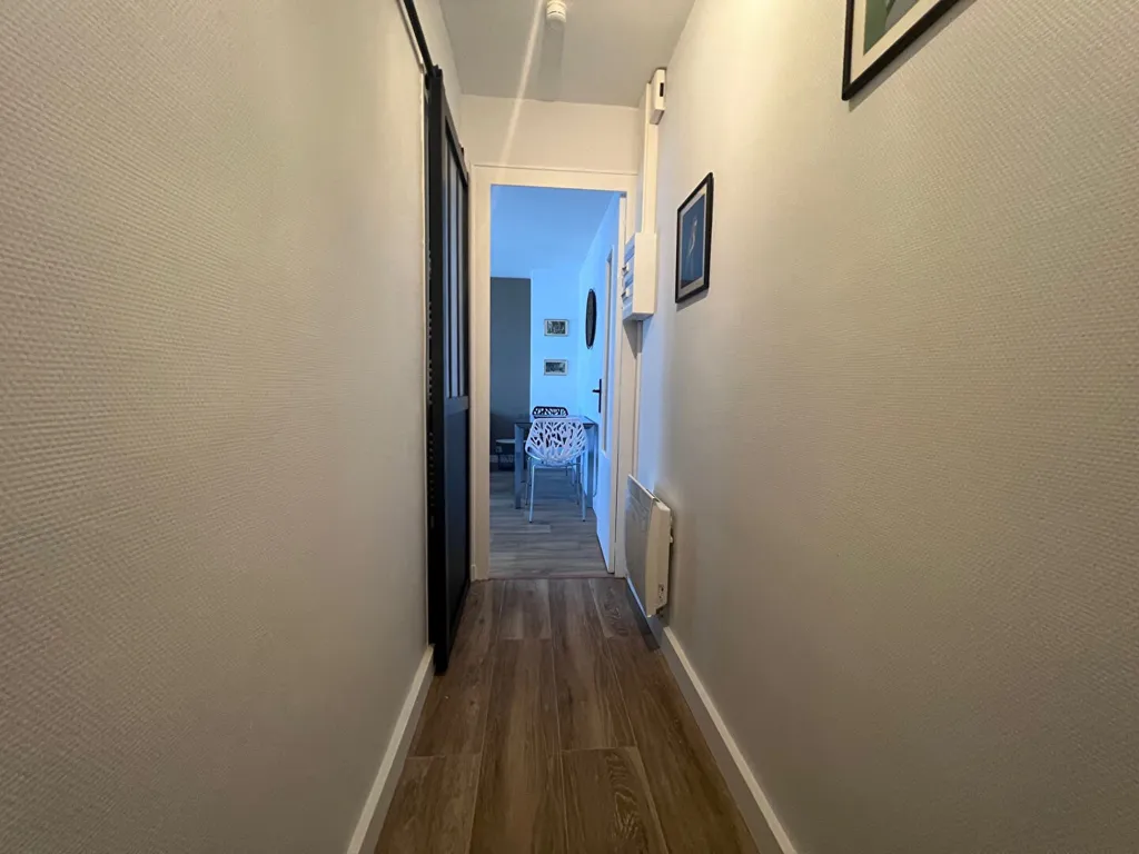 Hallway - Renovated Meublé Flat in Saint-Nazaire