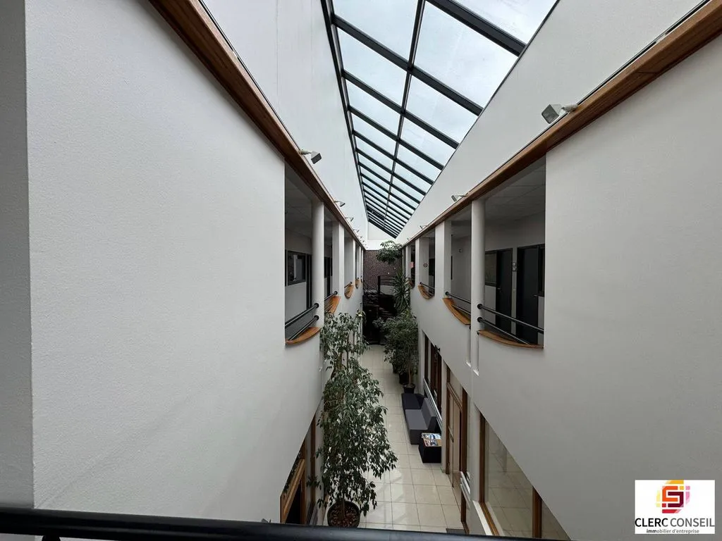 Jardin - Immeuble de Bureaux avec Parking à Mont-Saint-Aignan