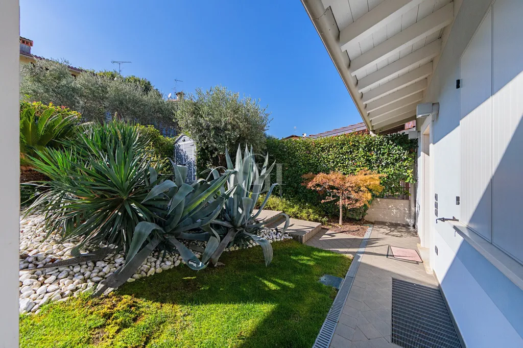 Jardin - Modern Villa with Lake View in Polpenazze