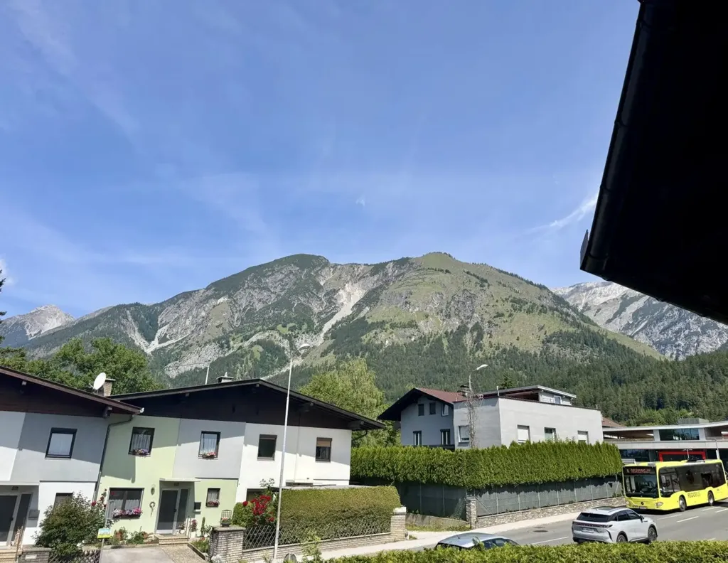 Balcon - 3-Bedroom Apartment with Balcony in Absam
