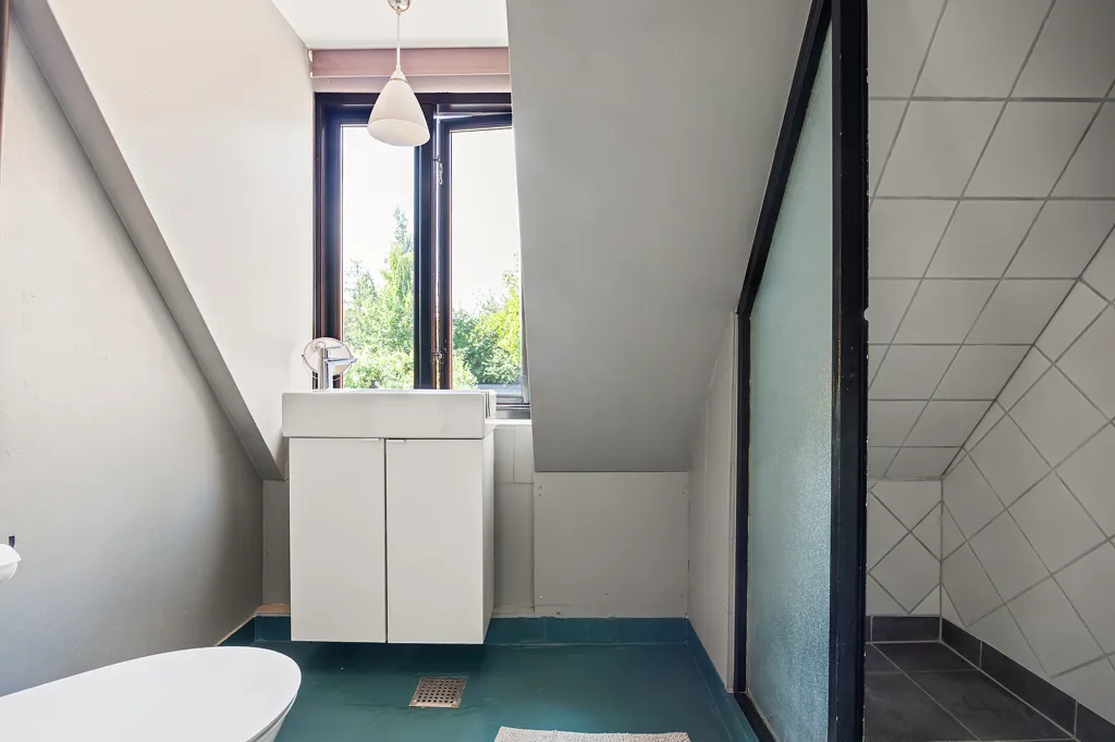 Bathrooms - Villa with Garden and Terrace in Søborg
