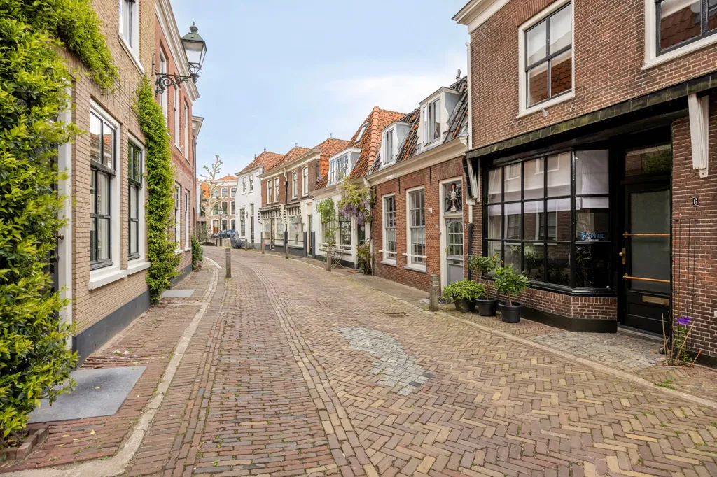 Välivaade - Monumental Canal House with Split-Level in Oudewater