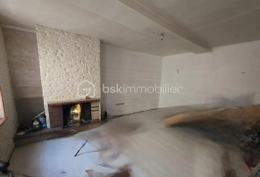 Living Room - Townhouse with Five Bedrooms in Sens Centre