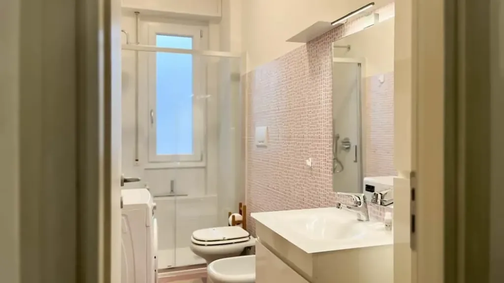 Salles de bain - Modern Studio with Balcony in Milan