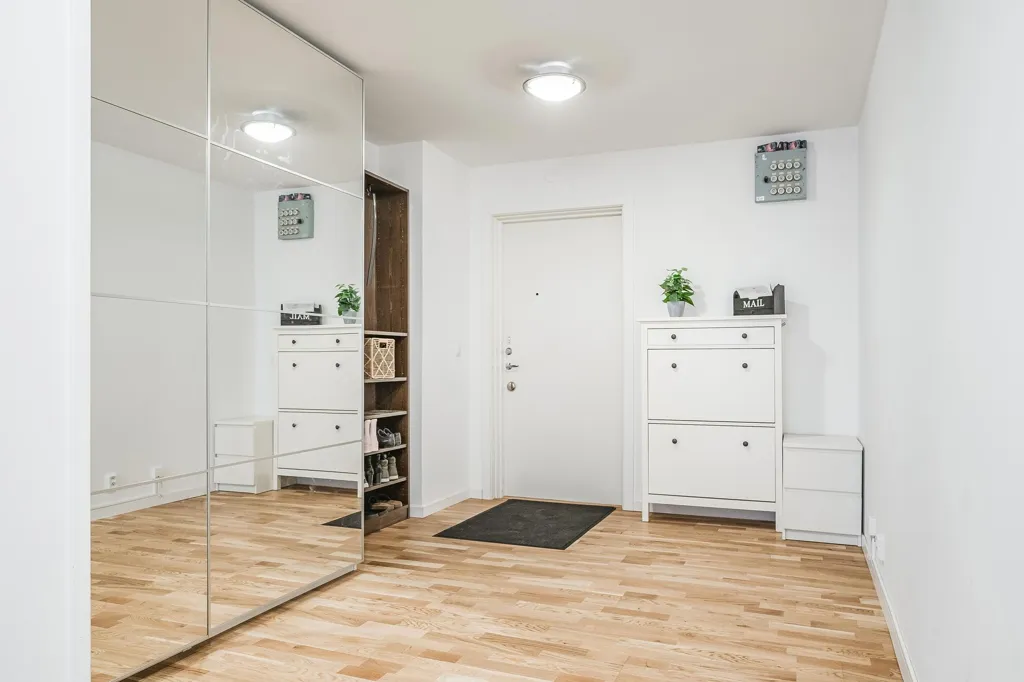 Entrée - Apartment with Renovated Kitchen in Central Norr