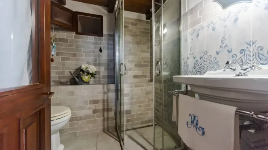 Bathrooms - Rustic Cottage with Sea View in Acireale