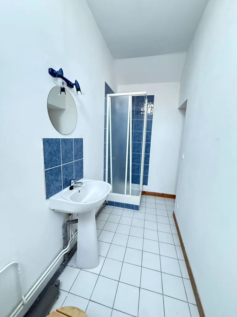 Salles de bain - Maison en Pierre avec Cour Intérieure à Bussière-Dunoise