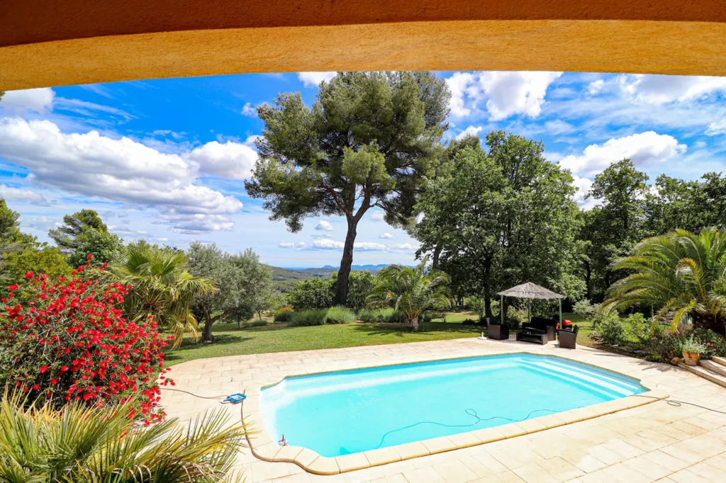 Piscine - Propriété avec Piscine et Jardin Paysager à Flayosc