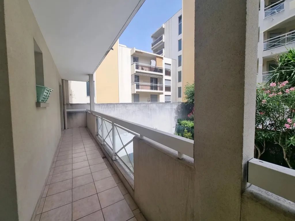 Rõdu - Student-Friendly Flat with Terrace in Nice