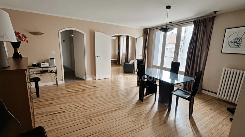 Living Room - Spacious Apartment with Balcony in Toulouse Centre