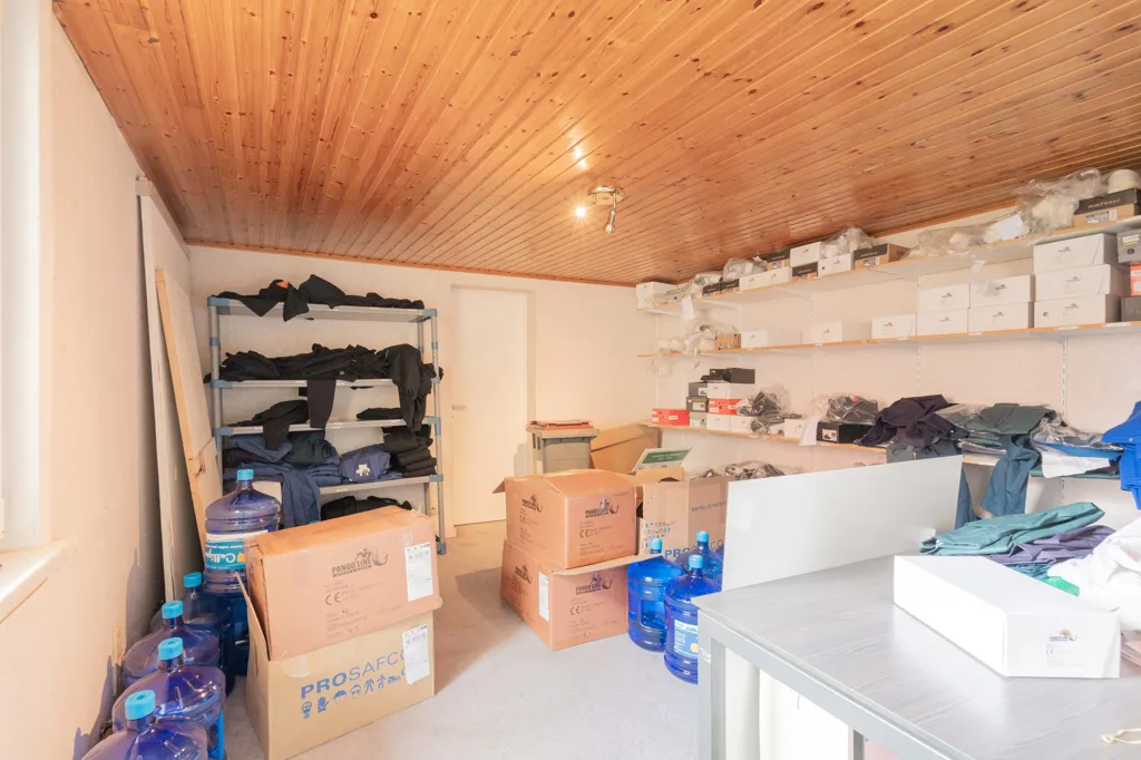 Buanderie - Espace de Bureau avec Cuisine dans le Centre de Zele