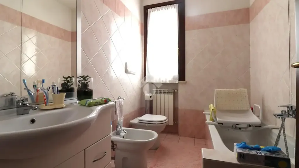 Salles de bain - Apartment with Balcony in Porto Mantovano