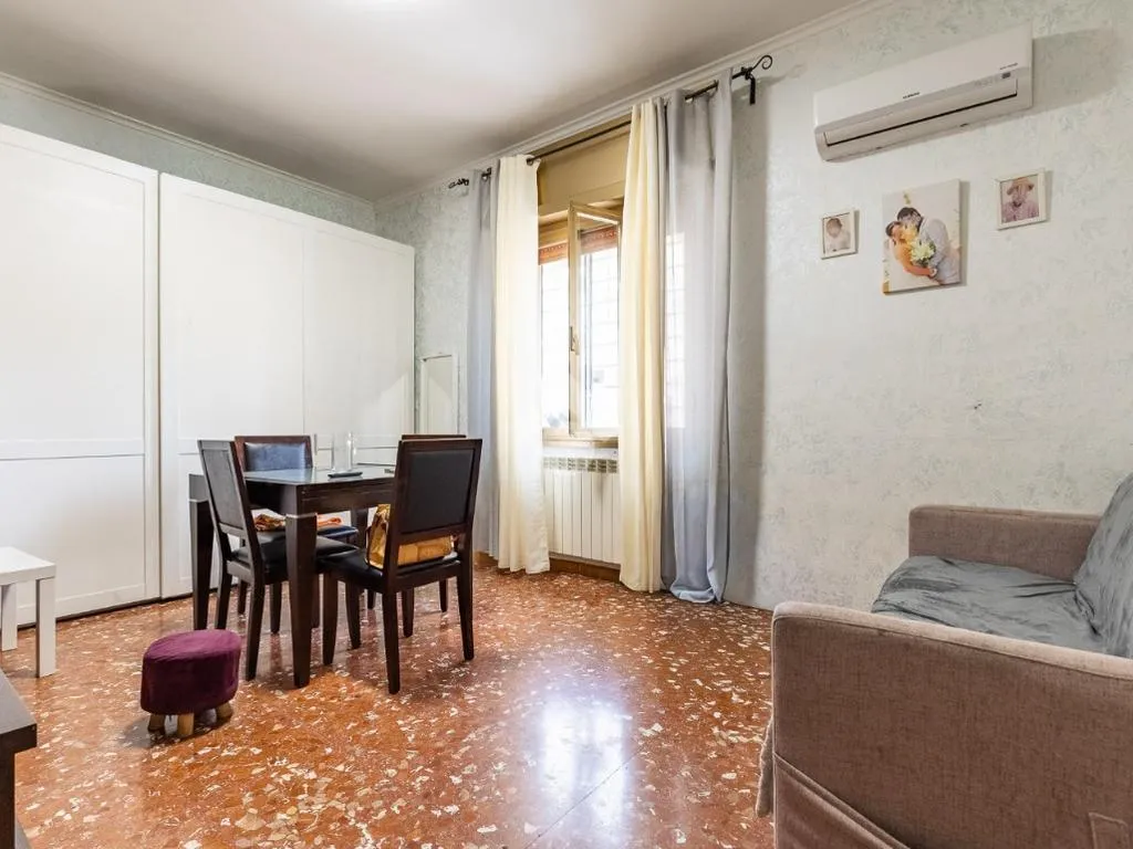 Séjour - 3-Room Apartment with Private Courtyard in Rome