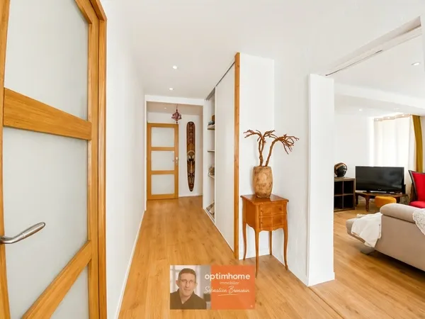 Entrée - Ensemble Immobilier avec Terrasse au Centre de Chaussin