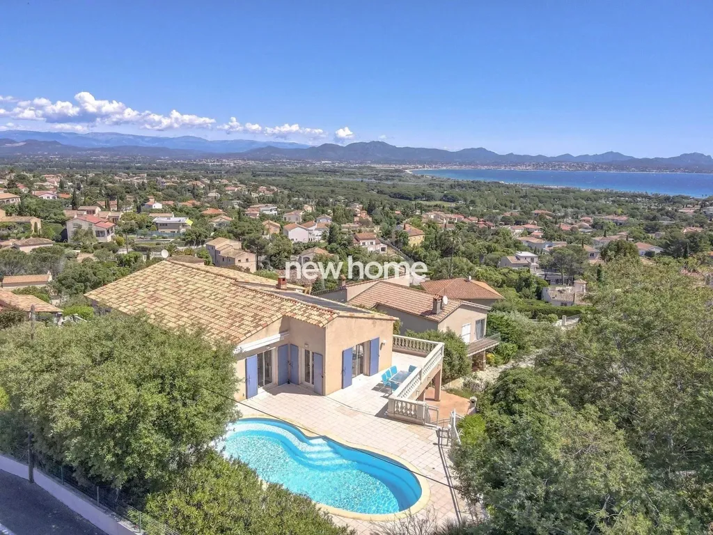 Vue aérienne - Villa Luxueuse avec Vue Mer à Saint-Aygulf