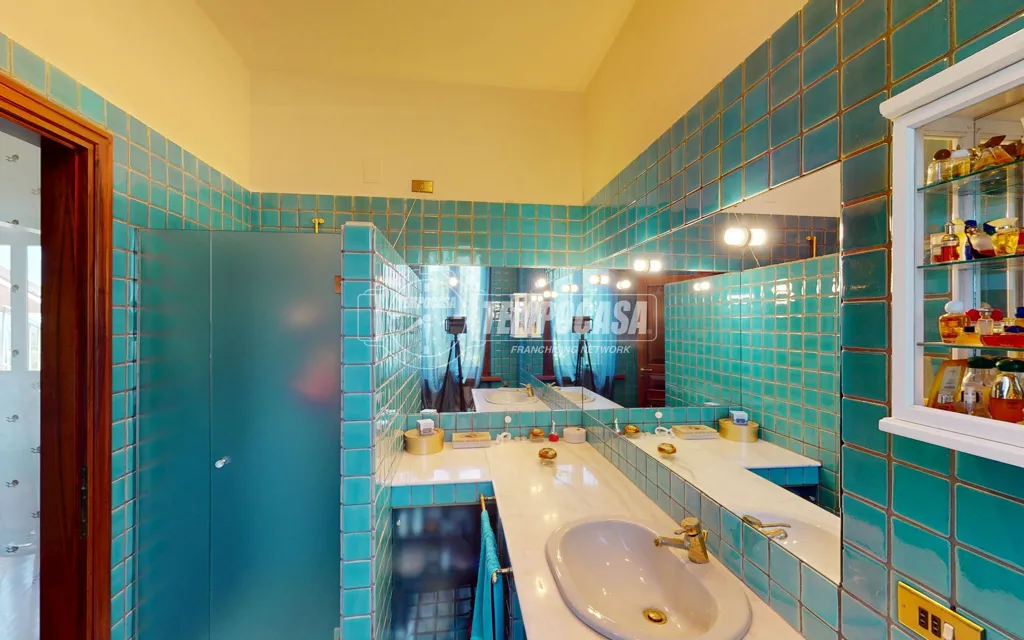Salles de bain - Elegant Villa with Two Units in Camerata Picena