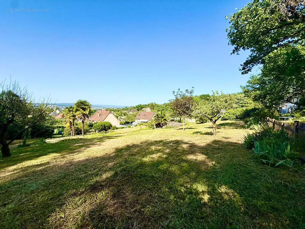 Aed - Buildable Plot with East/West Exposure in Brive-la-Gaillarde