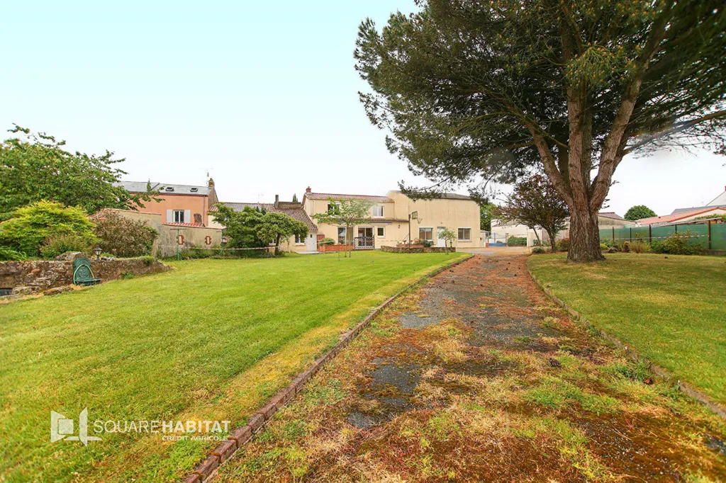 Jardin - Maison de 7 Pièces avec Garage à Bellevigny