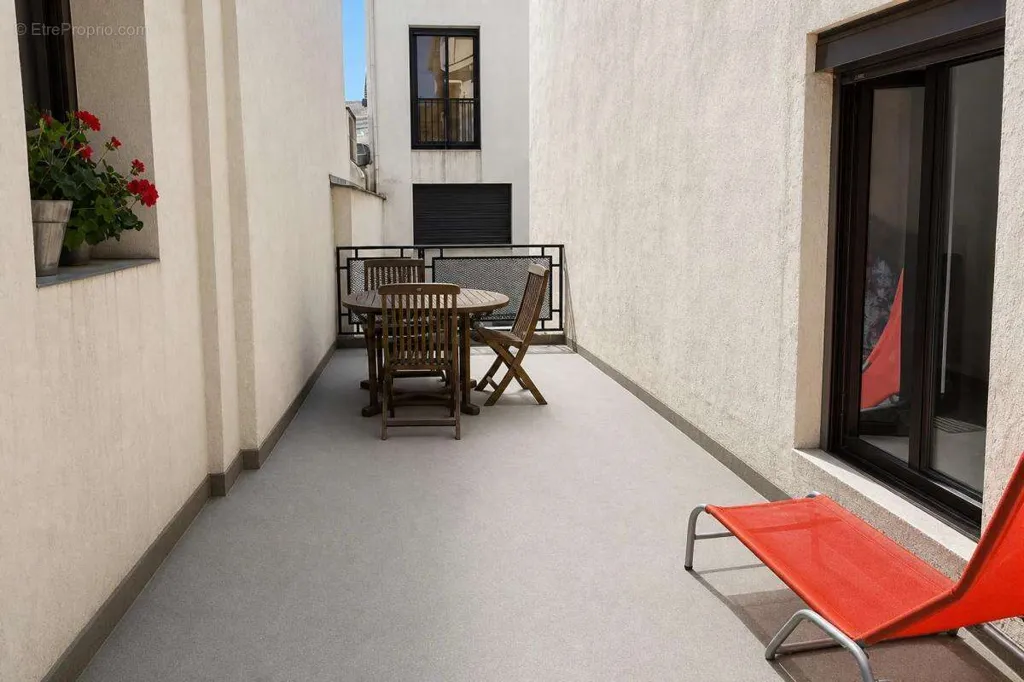 Terrass - Spacious 6-Piece Apartment with Terrace in Orthez Centre