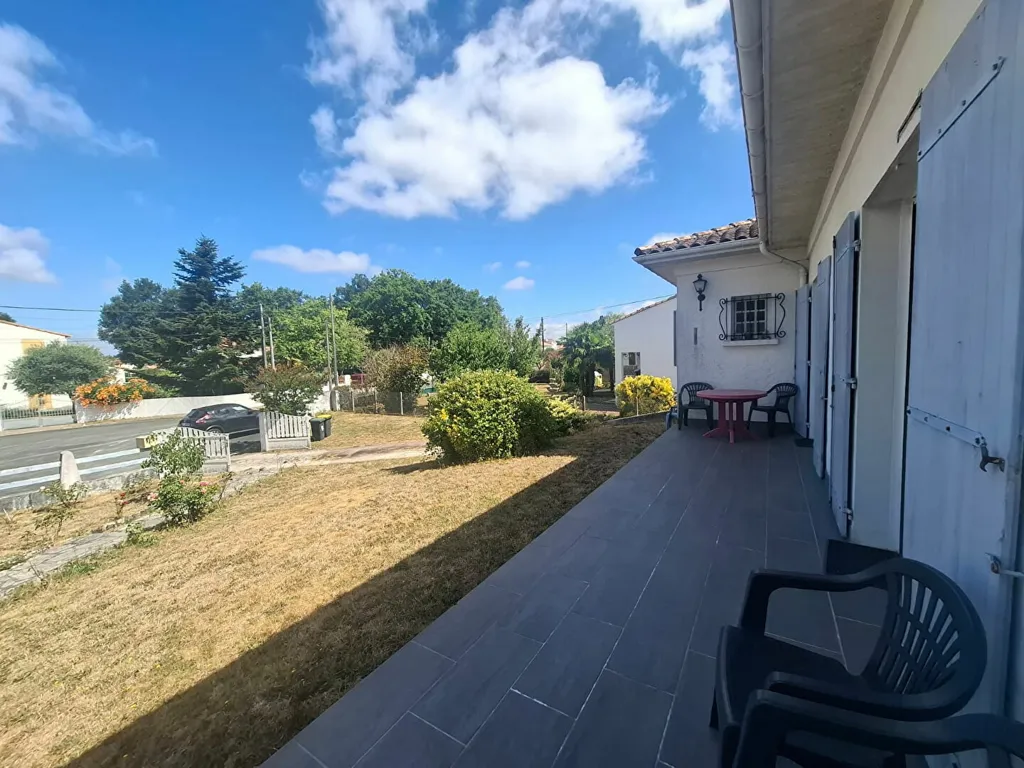 Terrasse - Maison Traditionnelle avec Jardin à Étaule