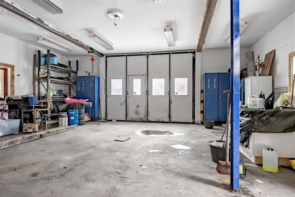 Garage - Spacious House with Garden in Södermanland