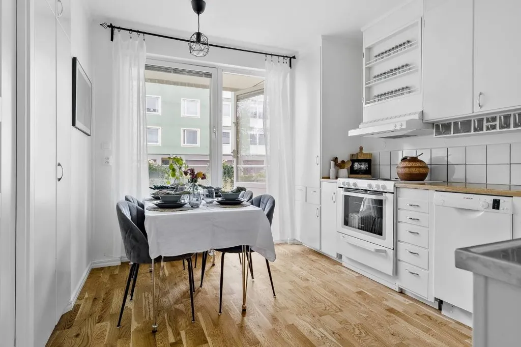 Salle à manger - Bright 3-Room Flat with Balcony in Barkarby