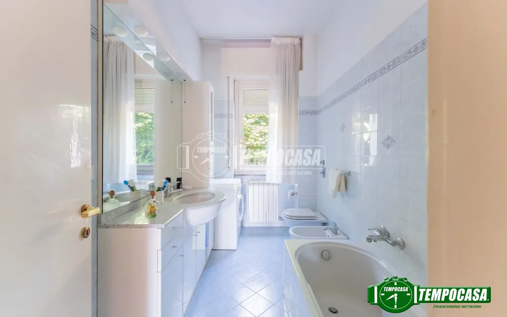 Salles de bain - Trilocale with Balcony in Mesero