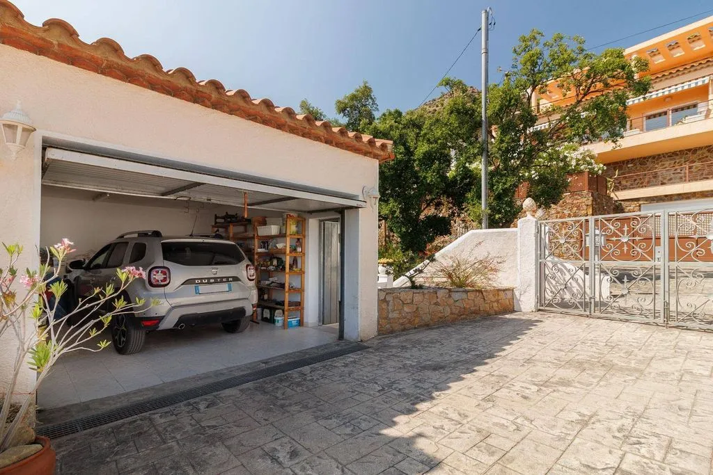 Garage - Luxury House with Pool in Roses, Catalonia