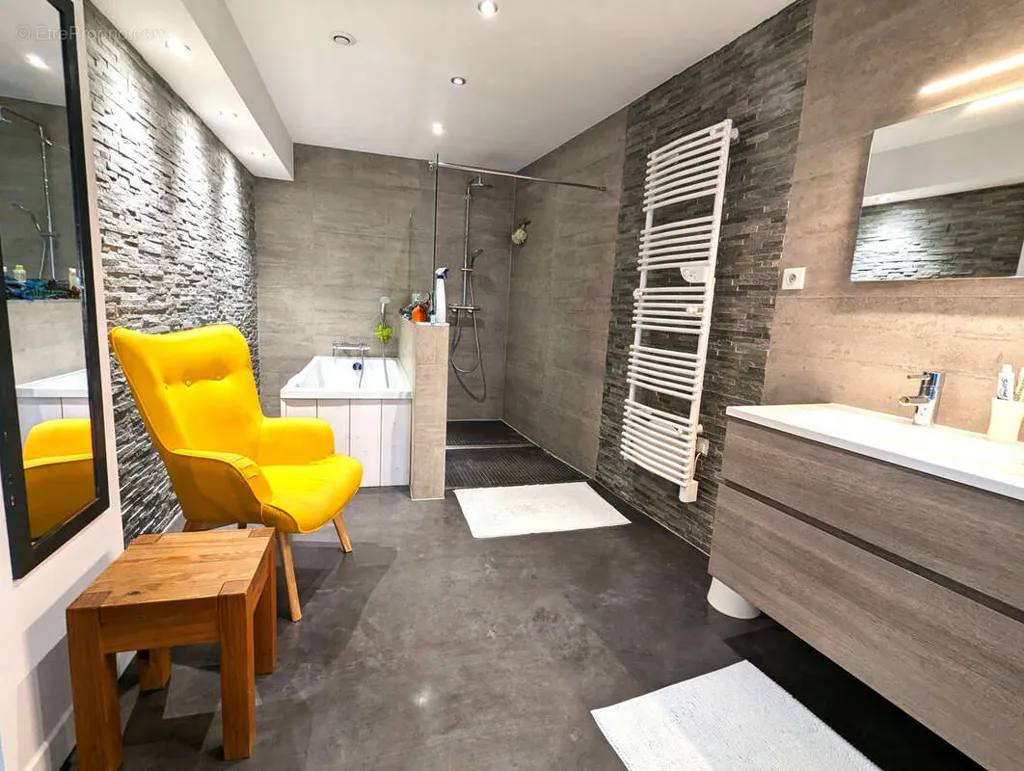 Bagni - Fully-Fitted Ground Floor House with Terraces in Private Close