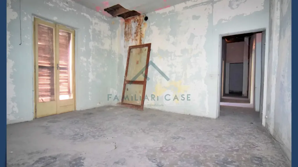 Pièces - Terraced Villa for Renovation in Varese