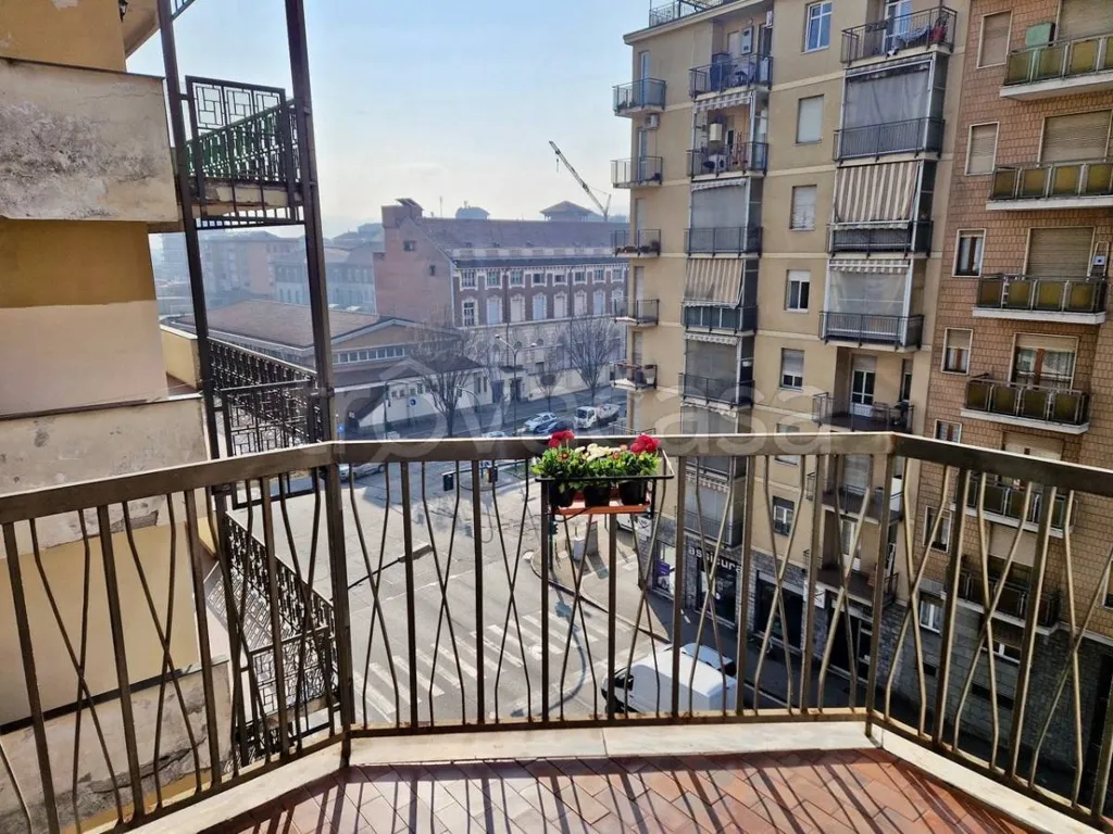 Balcon - Apartment with Three Exposures in Turin