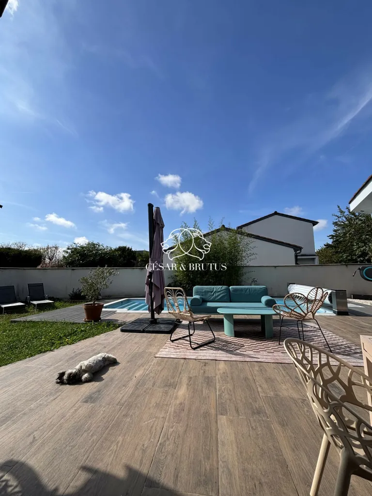 Bassein - Renovated 4-Bed House with Pool in Tassin-la-Demi-Lune