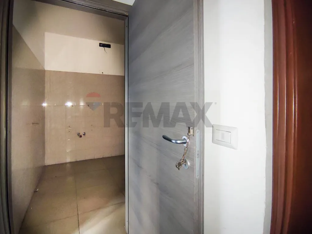 Entrée - Shop with Double Frontage in Catania's Borgo