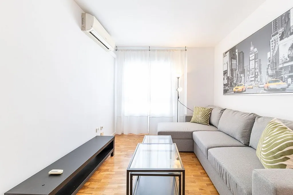 Séjour - Amueblé 1-Bedroom Flat with AC in Castellana