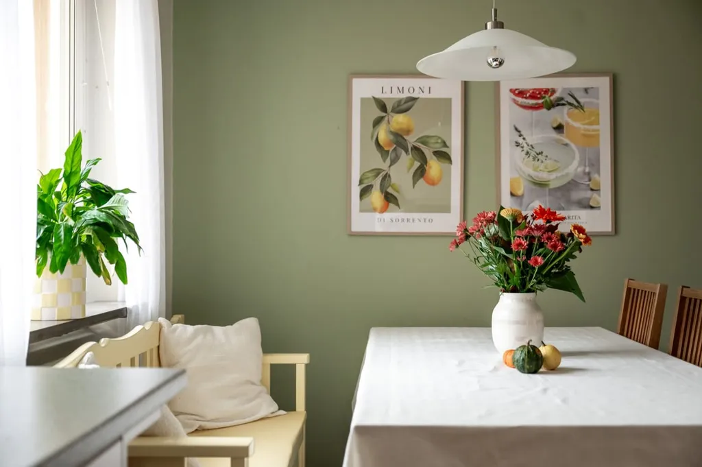Salle à manger - Spacious 2-Bedroom with Balcony in Central Location