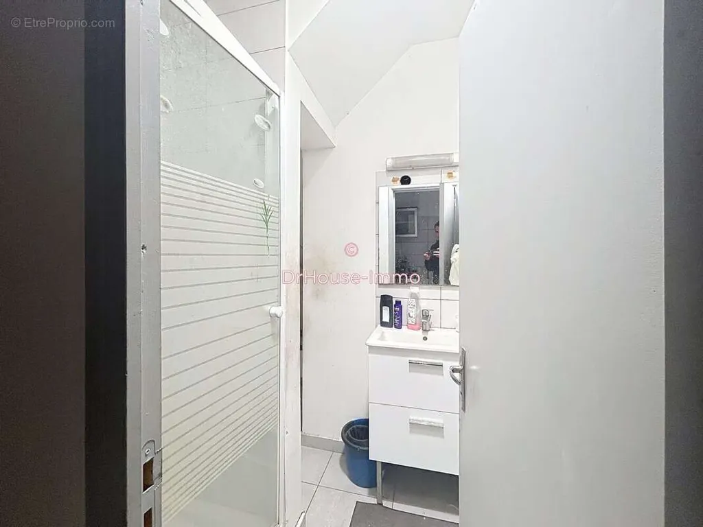 Bathrooms - Central Flat near Marseille Station