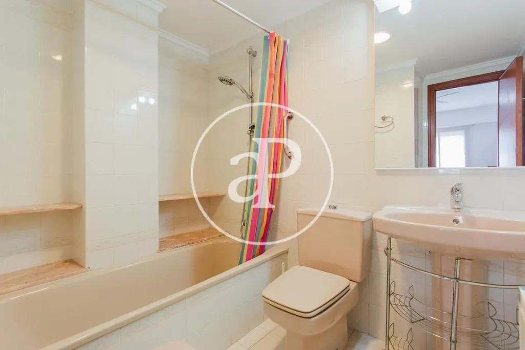 Vannitoad - Furnished Flat with Balcony in Mestalla, Valencia