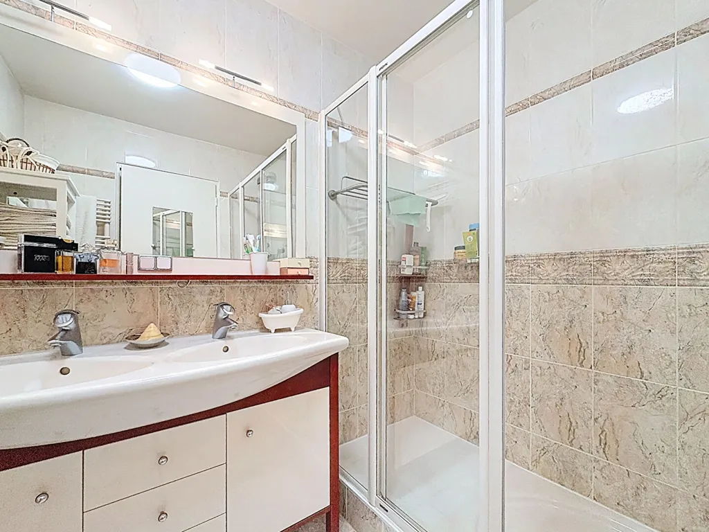 Salles de bain - Appartement 5 Pièces Dernier Étage Proche Centre Ville à Chartres