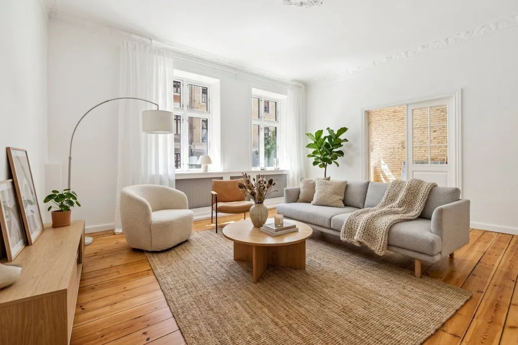 Living Room - Classical 5-Room Flat with Original Parquet in City Centre