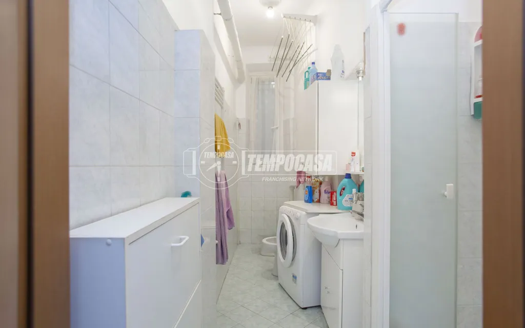 Bagni - Three-Bedroom Apartment in Historic Building, Milan