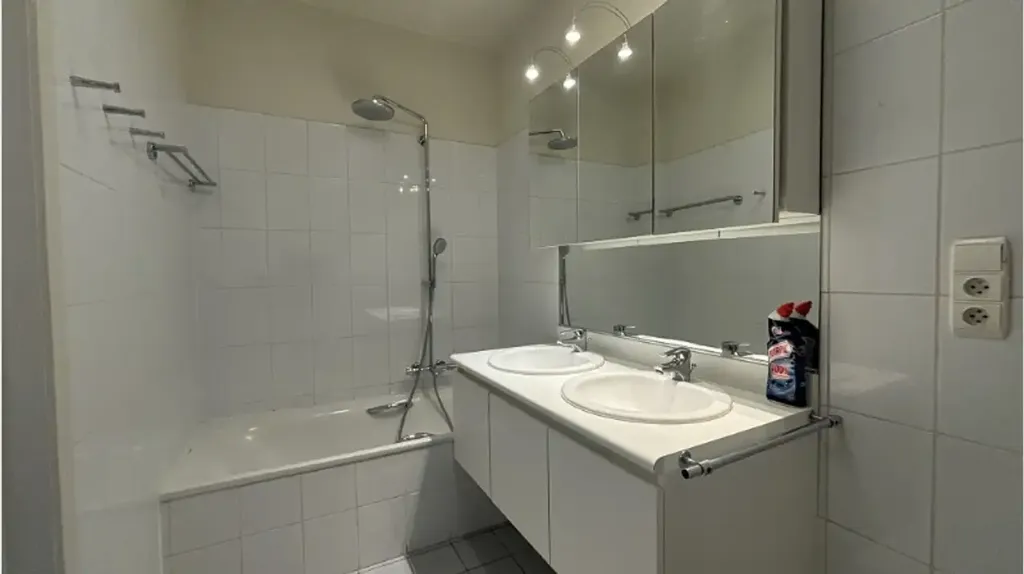 Salles de bain - Appartement 2 Chambres avec Terrasse au Centre de Bruges