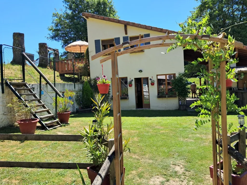 Jardin - Moulin Rénové avec Piscine et Terrain à la Campagne