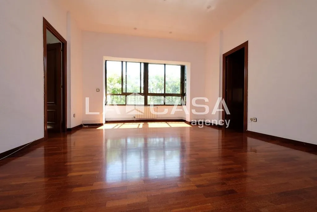Elutuba - East-West Oriented Flat near Passeig Maragall