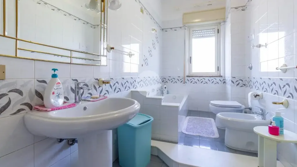 Salles de bain - First-Floor Flat with Balcony in Villabate