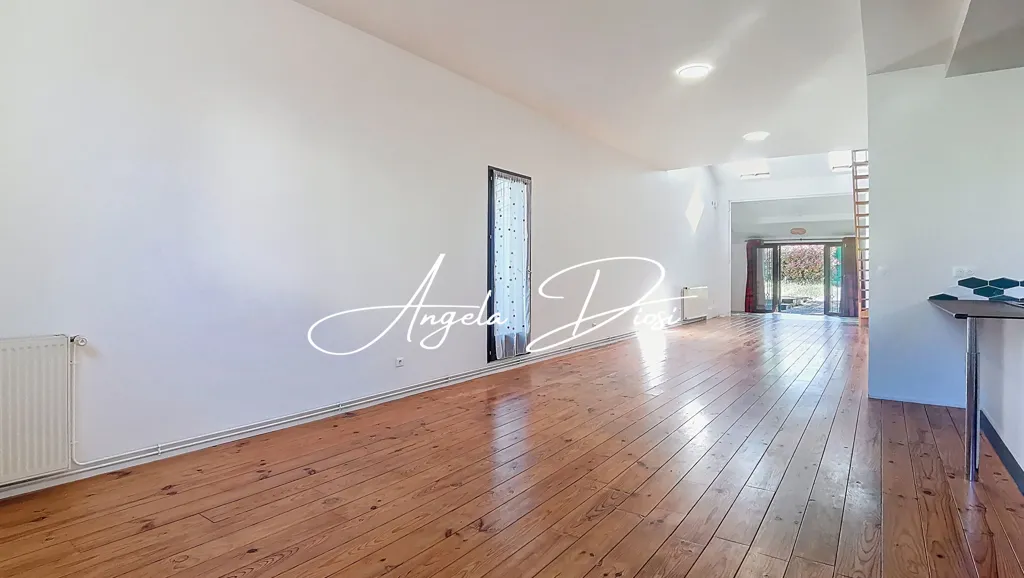 Living Room - Loft-Style House with Garden in Antony