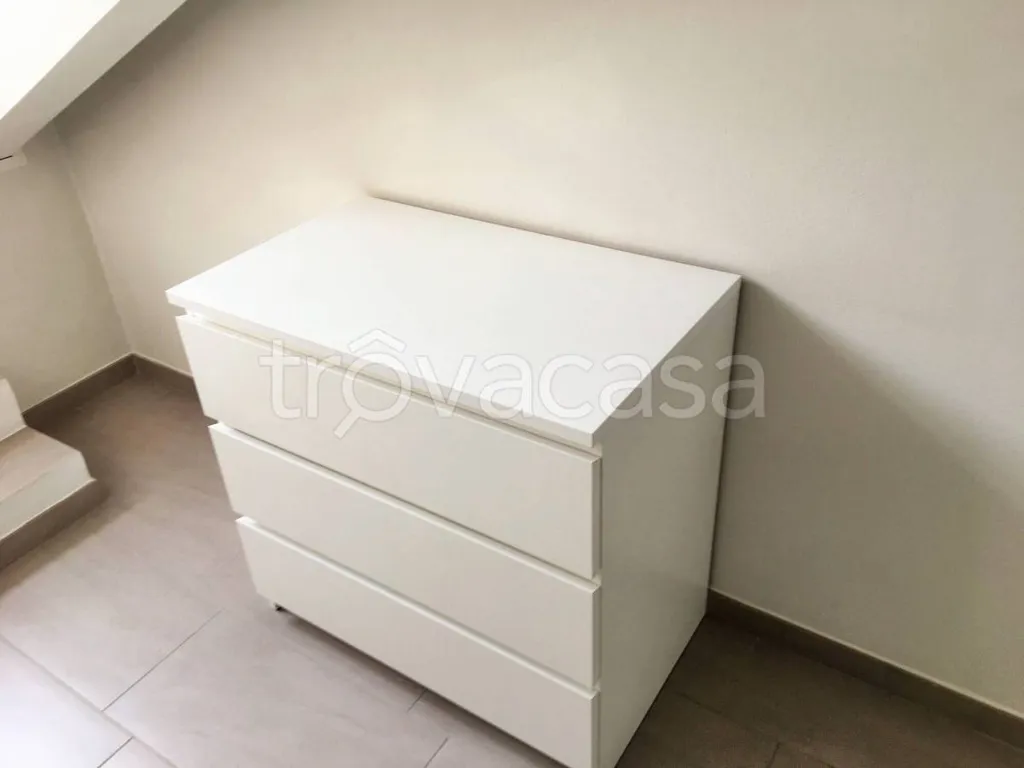 Stanze - Mansarda ristrutturata con balcone a Torino
