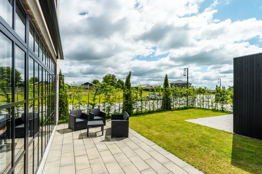 Aed - Modern Rowhouse with South-Facing Garden in Paderup